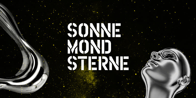 Zentrierter SONNE MOND STERNE Schriftzug auf einem gelben Galaxy Himmel mit einem Gesicht in Chrome rechts